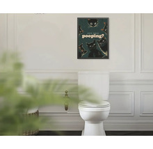 Zarámovaný obraz na stenu s čiernymi mačkami a textom are you pooping? nad bielou toaletou v kúpeľni.