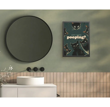 Moderná kúpeľňa s okrúhlym zrkadlom, bielym umývadlom, vertikálnymi dlaždicami a obrazom s mačkami a textom are you pooping?