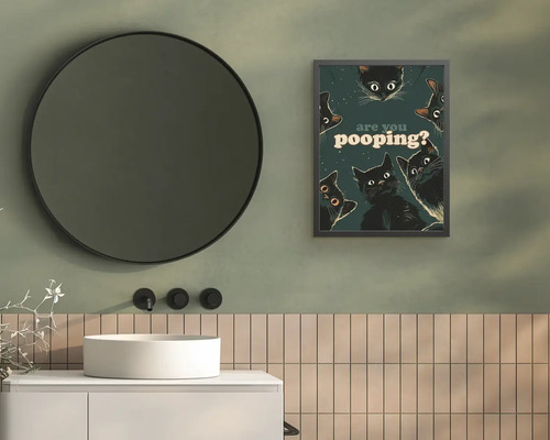 Moderná kúpeľňa s okrúhlym zrkadlom, bielym umývadlom, vertikálnymi dlaždicami a obrazom s mačkami a textom are you pooping?