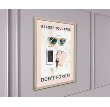 Zarámovaný plagát s nápisom Before You Leave Don't Forget, ilustrácie slnečných okuliarov, smartfónu, peňaženky a kľúčov.