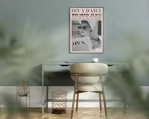 Zarámovaný nástenný obraz Diva Daily s módnym motívom nad moderným písacím stolom v organizovanej pracovni.