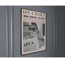 Rámovaný obraz Diva Daily v novinovom štýle, čiernobiela fotografia ženy so slnečnými okuliarmi a uterákom na hlave.