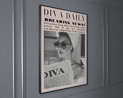 Rámovaný obraz Diva Daily v novinovom štýle, čiernobiela fotografia ženy so slnečnými okuliarmi a uterákom na hlave.