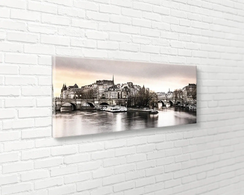 Panoramatický obraz na plátne s výhľadom na Paríž, namontovaný na bielej tehlovej stene.