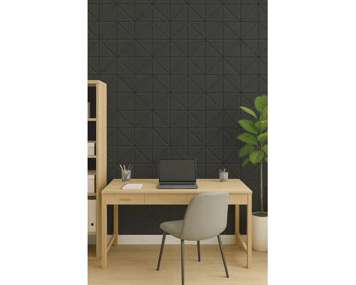 Moderná domáca pracovňa s dreveným stolom, notebookom, stoličkou a policou pri stene s trojrozmernými geometrickými nástennými panelmi.
