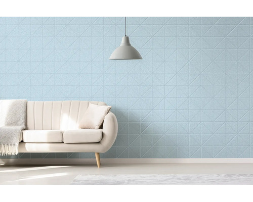 Nástenný panel s geometrickým trojuholníkovým vzorom vo svetlej, moderne zariadenej obývačke s pohovkou a závesným svietidlom.