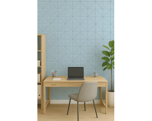 Usporiadaná domáca pracovňa s geometrickými akustickými panelmi na stene, dreveným písacím stolom s notebookom, stoličkou a izbovou rastlinou.