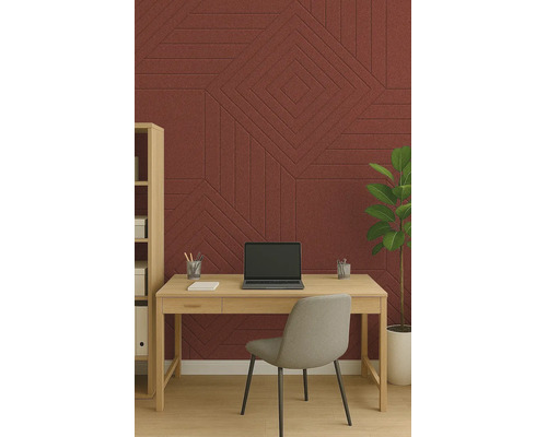 Moderná domáca pracovňa s geometrickými akustickými nástennými panelmi, dreveným stolom s notebookom, stoličkou, knižnicou a rastlinou.