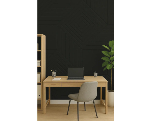 Moderná pracovňa s geometrickými 3D akustickými panelmi na stene, dreveným stolom a čalúnenou stoličkou.