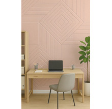 Akustický nástenný panel s geometrickým vzorom v svetlej pracovni s písacím stolom.