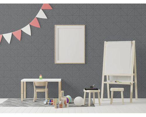 Moderná detská izba so sivými geometrickými akustickými panelmi, dreveným stolom, stoličkou a stojanom v svetlom, organizovanom priestore.