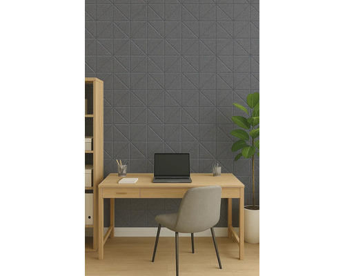 Moderné akustické nástenné panely s geometrickým trojuholníkovým vzorom v usporiadanej kancelárii s dreveným stolom.