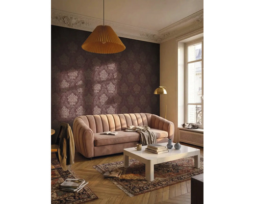 Moderná obývacia izba s damaskovou tapetou, zaoblenou pohovkou, bielym konferenčným stolíkom, rybinovými parketami a ozdobnými štukami.