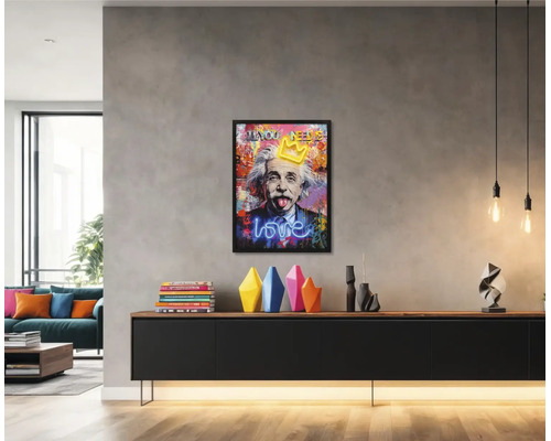 Svetlá, moderná obývačka s rámovaným pop-art obrazom Alberta Einsteina nad čiernou komodou s farebnými vázami.