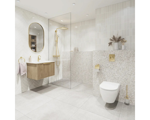 Moderná svetlá kúpeľňa s drevenou skrinkou pod umývadlo, oválnym zrkadlom, skleneným sprchovacím kútom a závesným WC. Zlaté batérie a terrazzo.