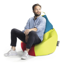 Muž sedí na farebnom sedacom vaku s rukoväťou a Sitting Point Logo.