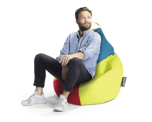 Muž sedí na farebnom sedacom vaku s rukoväťou a Sitting Point Logo.