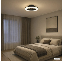 Moderný stropný ventilátor s LED kruhovým svetlom v svetlej spálni s manželskou posteľou a závesmi.