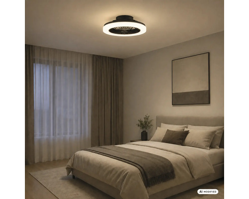 Moderný stropný ventilátor s LED kruhovým svetlom v svetlej spálni s manželskou posteľou a závesmi.