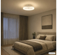 Moderná spálňa s okrúhlym LED stropným ventilátorom so svetlom, manželskou posteľou v zemitých tónoch, závesmi a abstraktným obrazom.