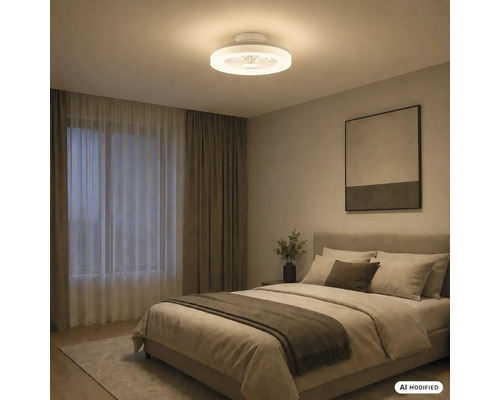 Moderná spálňa s okrúhlym LED stropným ventilátorom so svetlom, manželskou posteľou v zemitých tónoch, závesmi a abstraktným obrazom.