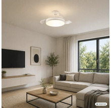 Moderná svetlá obývacia izba s bielym stropným ventilátorom s LED osvetlením nad béžovou pohovkou a dreveným konferenčným stolíkom.