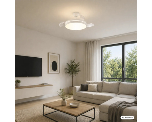 Moderná svetlá obývacia izba s bielym stropným ventilátorom s LED osvetlením nad béžovou pohovkou a dreveným konferenčným stolíkom.