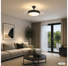 Moderná obývacia izba s čiernym stropným ventilátorom s LED osvetlením a výsuvnými lopatkami, svetlou pohovkou, stolíkom a vstupom na balkón.