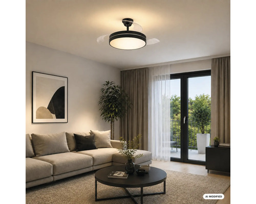 Moderná obývacia izba s čiernym stropným ventilátorom s LED osvetlením a výsuvnými lopatkami, svetlou pohovkou, stolíkom a vstupom na balkón.