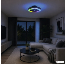 Moderná obývacia izba v noci so stropným ventilátorom s LED osvetlením a RGB farebným efektom.