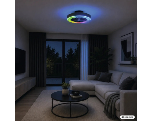 Moderná obývacia izba v noci so stropným ventilátorom s LED osvetlením a RGB farebným efektom.