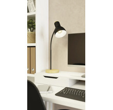 Moderná stolná lampa z čierneho kovu s dreveným podstavcom na bielom písacom stole vo svetlom, organizovanom pracovnom priestore.