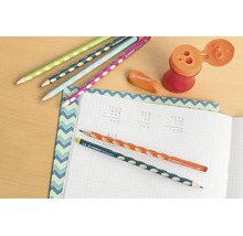 Písací stôl s ergonomickými ceruzkami Stabilo EASYgraph, gumou, orezávačom so zásobníkom a zošitom s matematickými výpočtami.