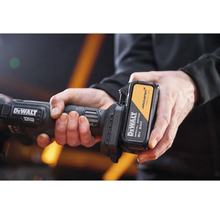 Akumulátor DeWalt 18 Voltov 5 Ampérhodín Special Edition McLaren sa vkladá do akumulátorového náradia DeWalt.