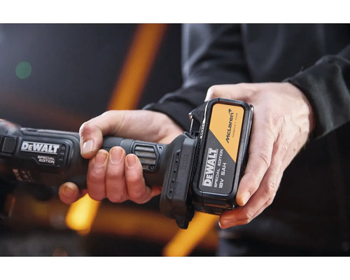 Akumulátor DeWalt 18 Voltov 5 Ampérhodín Special Edition McLaren sa vkladá do akumulátorového náradia DeWalt.