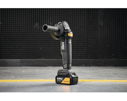 Akumulátorová uhlová brúska DeWalt 18 Voltov McLaren Special Edition, stojaca na akumulátore.