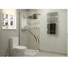 Moderná kúpeľňa s preskleným sprchovým kútom v úrovni podlahy, obkladom so zen motívom, závesným WC a kúpeľňovým radiátorom.