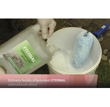 Osoba vylieva prípravok Eternal odstraňovač plesní z kanistra do vedra s maliarskym valčekom na čistenie fasády.
