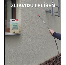 Osoba aplikuje postrek proti plesniam na fasádu pomocou tlakového postrekovača, vedľa stojí kanister s prípravkom Eternal na likvidáciu plesní.