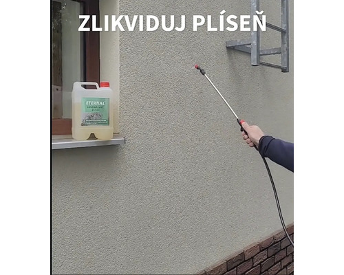 Osoba aplikuje postrek proti plesniam na fasádu pomocou tlakového postrekovača, vedľa stojí kanister s prípravkom Eternal na likvidáciu plesní.