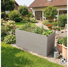 Obdĺžnikový vyvýšený záhon z drevokompozitu v záhrade pred domom s terasou a bohatou zeleňou. (Image AI modified or generated)