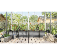 Veľký kovový vyvýšený záhon v skleníku s paradajkami na drevenej terase