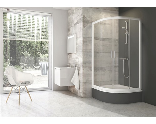 Kúpeľňa so sprchou, umývadlom a stoličkou