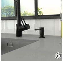 Moderná kuchynská batéria s integrovaným dávkovačom mydla v minimalistickom dizajne pred obkladom vo svetlej kuchyni. (Image AI modified or generated)