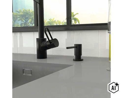 Moderná kuchynská batéria s integrovaným dávkovačom mydla v minimalistickom dizajne pred obkladom vo svetlej kuchyni. (Image AI modified or generated)