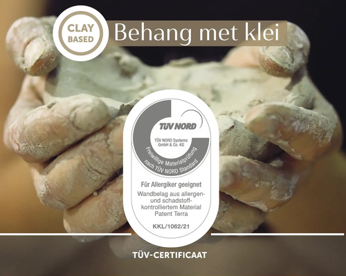 Ruky držia hlinu na hlinenú omietku s certifikátom TÜV NORD vhodným pre alergikov