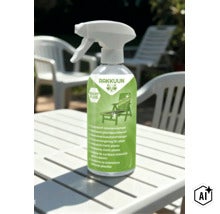 Intenzívny čistič plastov Rakkuun v rozprašovači na čistenie záhradného nábytku z plastu. (Image AI modified or generated)