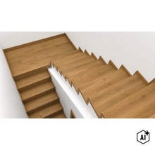 Obloženie schodov laminátom so vzhľadom dreva na schodisku v tvare L s medzipodestou a obložením stien. (Image AI modified or generated)