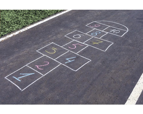 Skákací panák nakreslený na asfalte