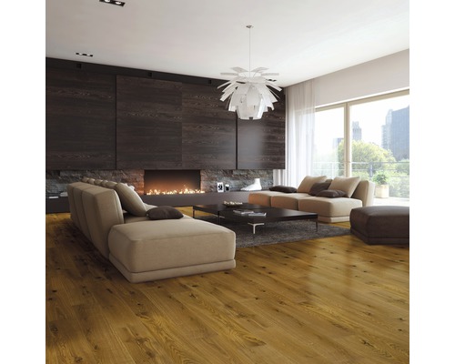 Svetlá obývacia izba s parketovou podlahou, krbom a pohovkou